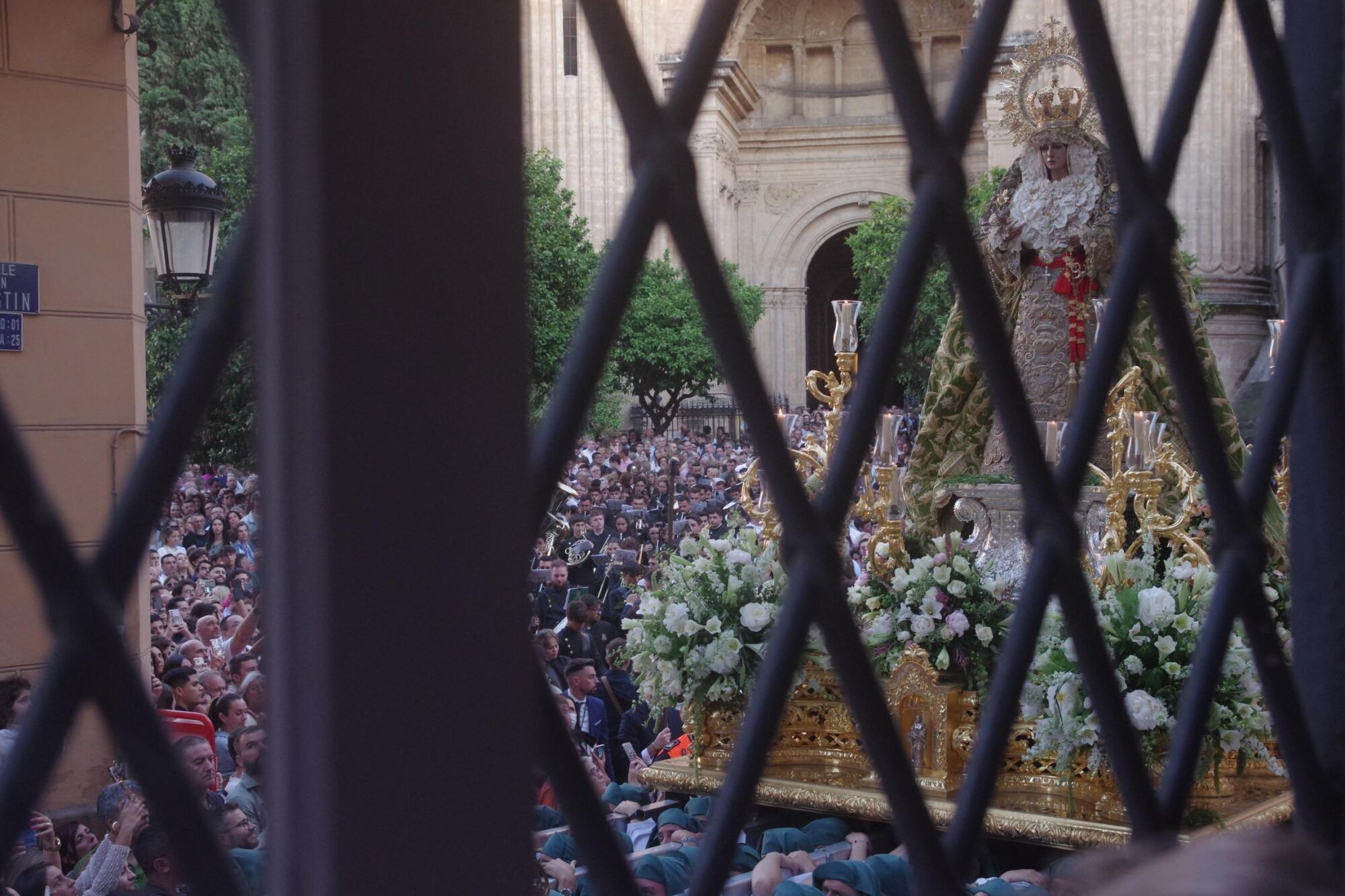 Procesión triunfal de regreso de la Virgen de la Esperanza a su basílica tras su peregrinación a Roma