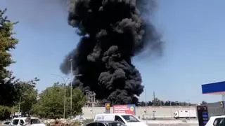 Un incendio en una fábrica de Vitoria desata grandes llamaradas y una densa columna de humo
