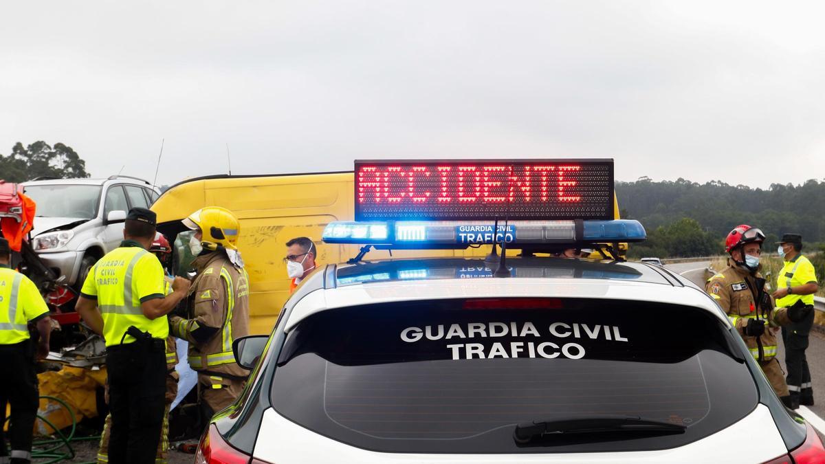 La Guardia Civil atiende un accidente de tráfico.