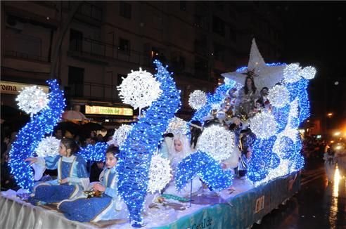 Los niños se encuentran con los Reyes Magos