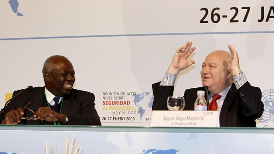 El ministro de Asuntos Exteriores, Miguel Angel Moratinos, junto al director de la FAO, Jacques Diouf, durante la inauguración hoy de la conferencia de la ONU sobre seguridad alimentaria que reúne en Madrid a un centenar de países con el fin de estudiar medidas efectivas para combatir la pobreza en el mundo.