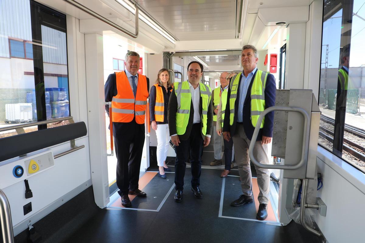 Íñigo Parra, Juanfran Pérez Llorca y Martínez Mus, durante la visita a la fábrica de Stadler.