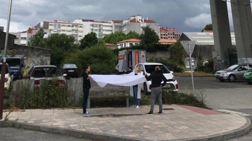 Agónico rescate de un gato atrapado en el puente la AP-9 en Pontevedra