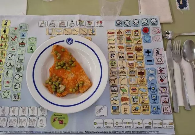 Un mantel creado en Zamora para ayudar en la comunicación a los niños con necesidades especiales