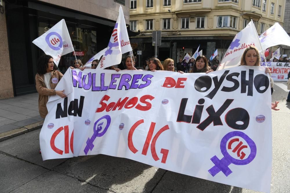 La primera de las manifestaciones convocadas para este 8-M en A Coruña, promovida por CIG, ha recorrido a mediodía las calles del centro de la ciudad.