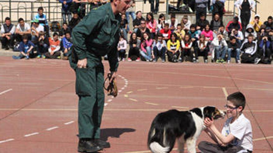 Alumnos del instituto durante la muestra.