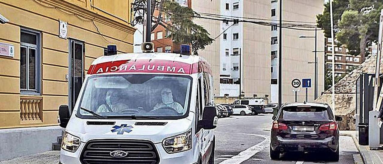 Una ambulancia sale del complejo policial de Zapadores, donde se sitúa el CIE.  | GERMÁN CABALLERO