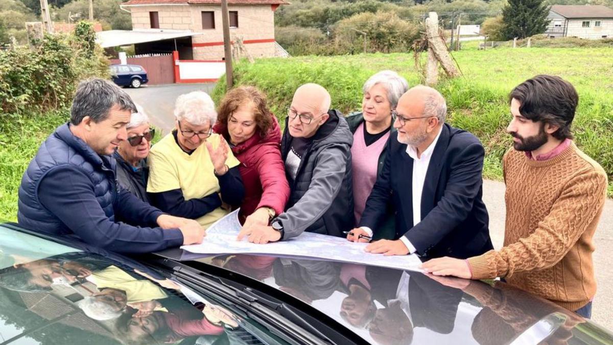 Abel Losada, reunido ayer con la Plataforma de Louredo.