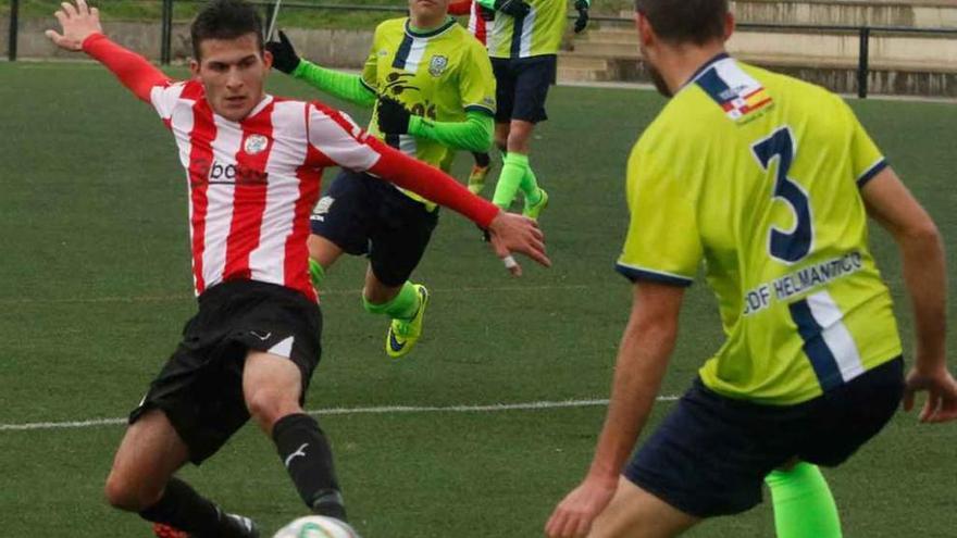 Un jugador zamorano da de forma apurada un pase.