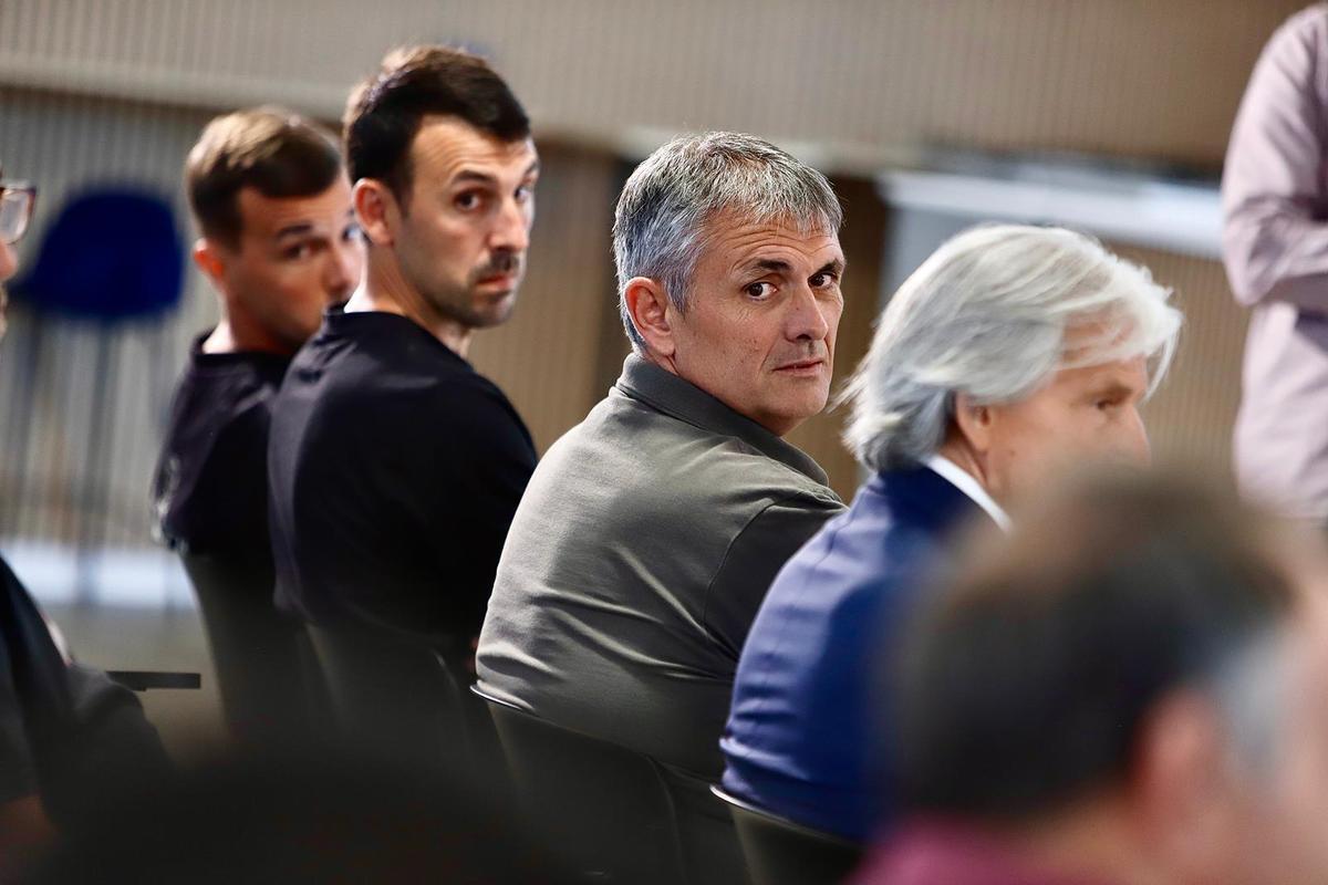 El agente de Ibai, Unai Ibarbia, y sus ayudantes, Vinatea y Larri.