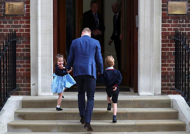 El príncipe Guillermo con sus hijos Charlotte y George visitando a su nuevo hermanito