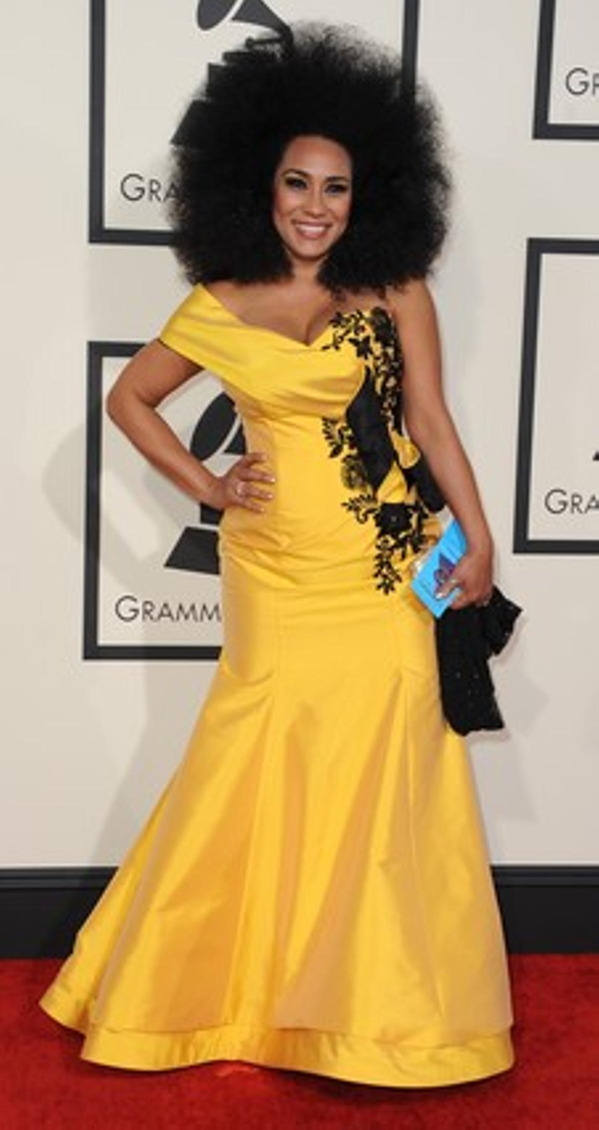 Aymee Nuviola, de amarillo y con ’look’ afro, a lo Prince.