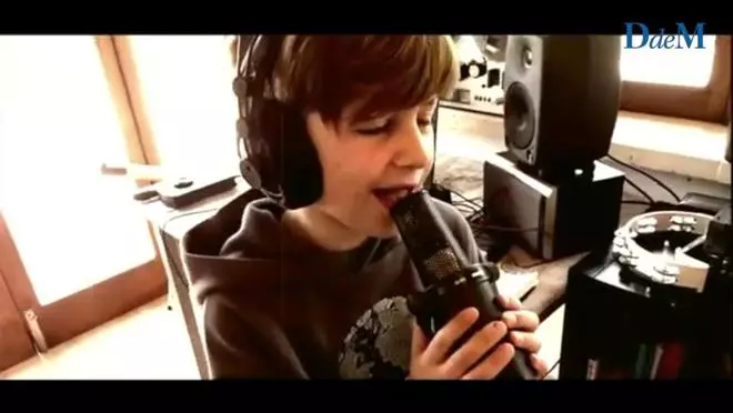 8-Jähriger Mallorquiner singt für seine Freunde