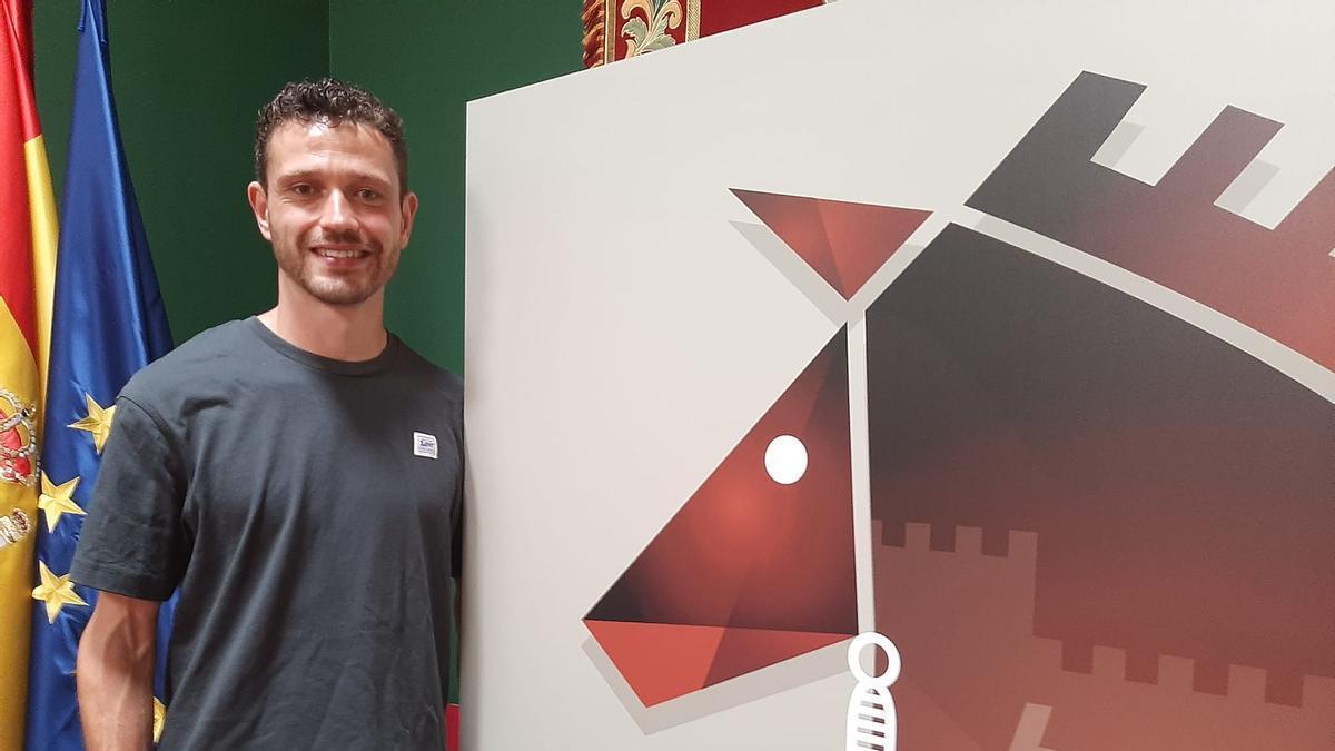 Gerardo Casas con el cartel de Exconxuraos