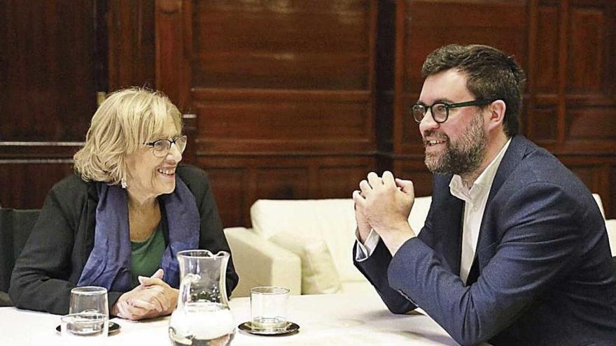 La alcaldesa de Madrid, Manuela Carmena, y el primer edil de Palma, Antoni Noguera, ayer en la capital.