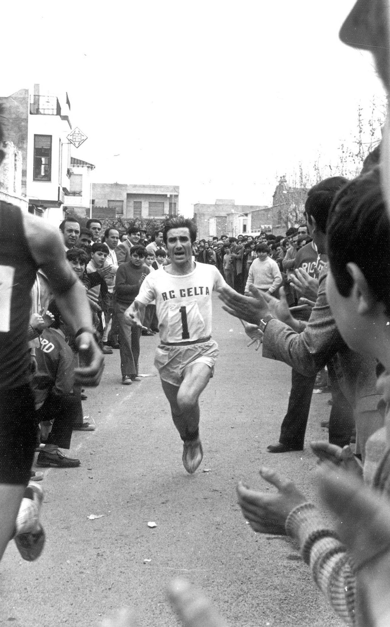 El atleta vigués recibe el aliento del público en una de sus carreras