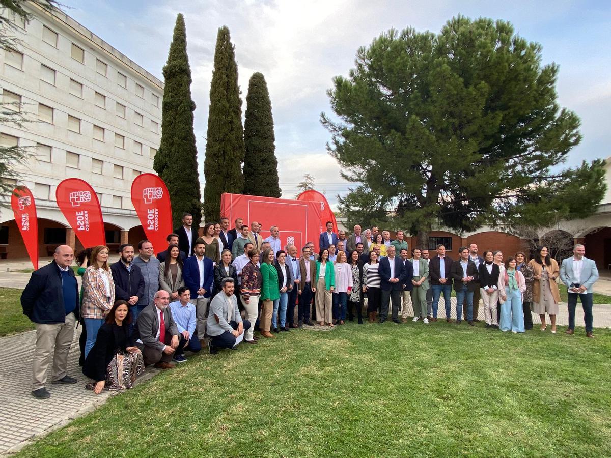 Foto de familia de los candidatos del PSOE en la provincia de Córdoba, junto al ministro Bolaños y Juan Espadas.