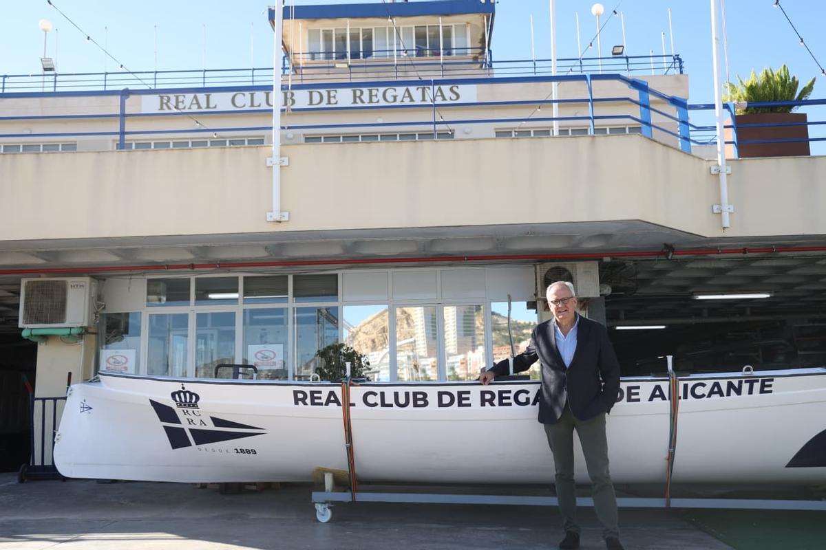 Javier Romero, delante de la fachada desde la que se accede a los embarcaderos.