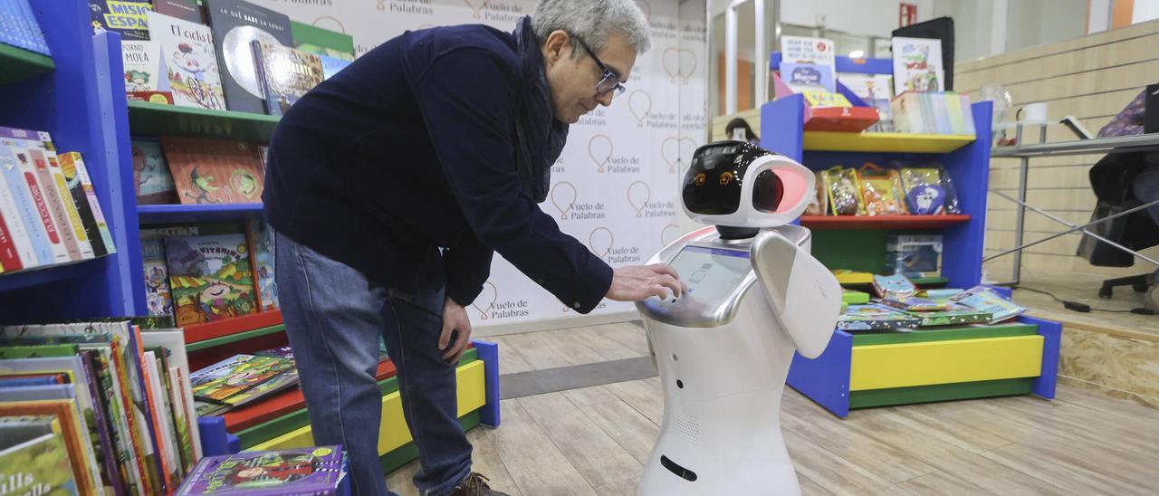 Alcolea interacciona con la robot asesora de libros.