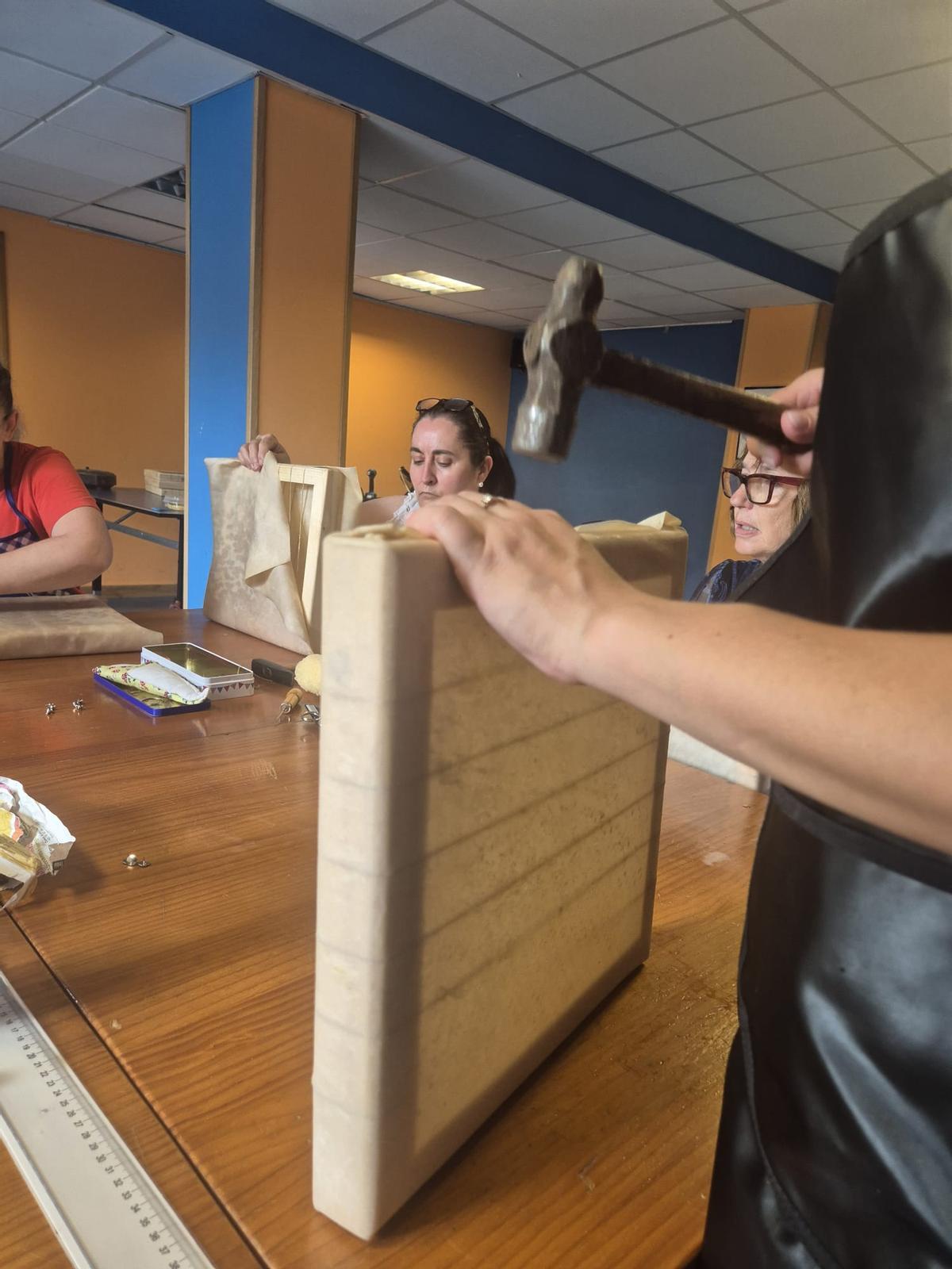 El taller de pandeiros de Grado, en imágenes