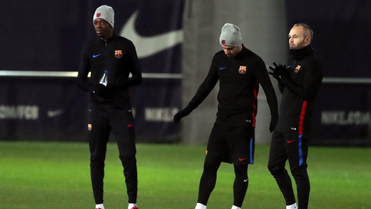 Dembélé, Mascherano e Iniesta, en el entrenamiento del Barça en la ciudad deportiva de Sant Joan Despí.