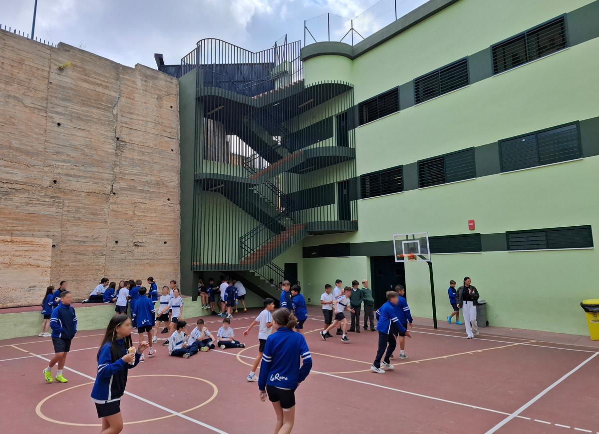 Alumnado en uno de los patios del Colegio La Reina de Málaga.