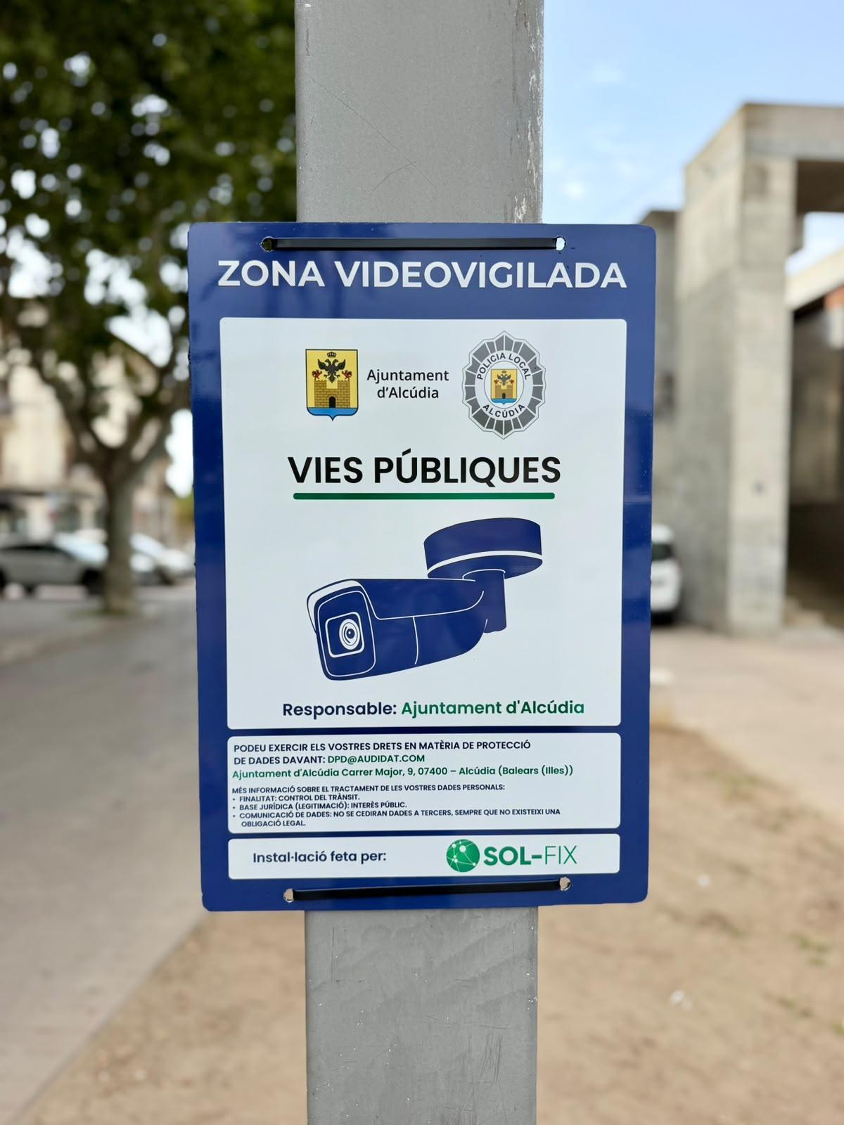 Uno de los carteles que informan a la población de la presencia de cámaras.