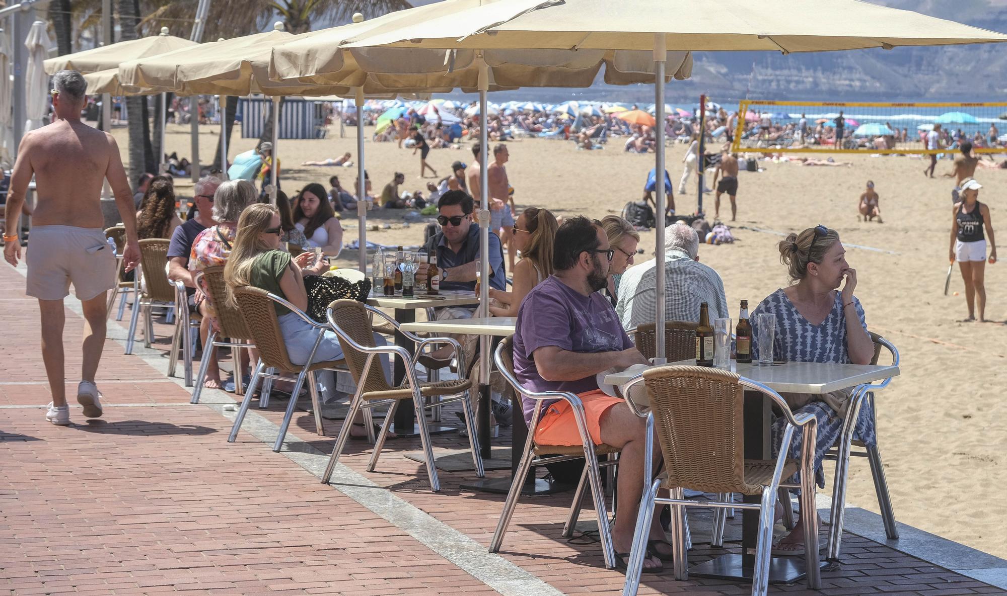 Así se vive la Semana Santa en la playa de Las Canteras, en Las Palmas de Gran Canaria. 