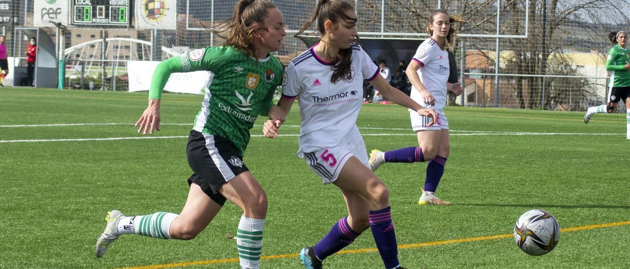 Nerea pugna por el balón con una jugadora del Madrid CFF B.