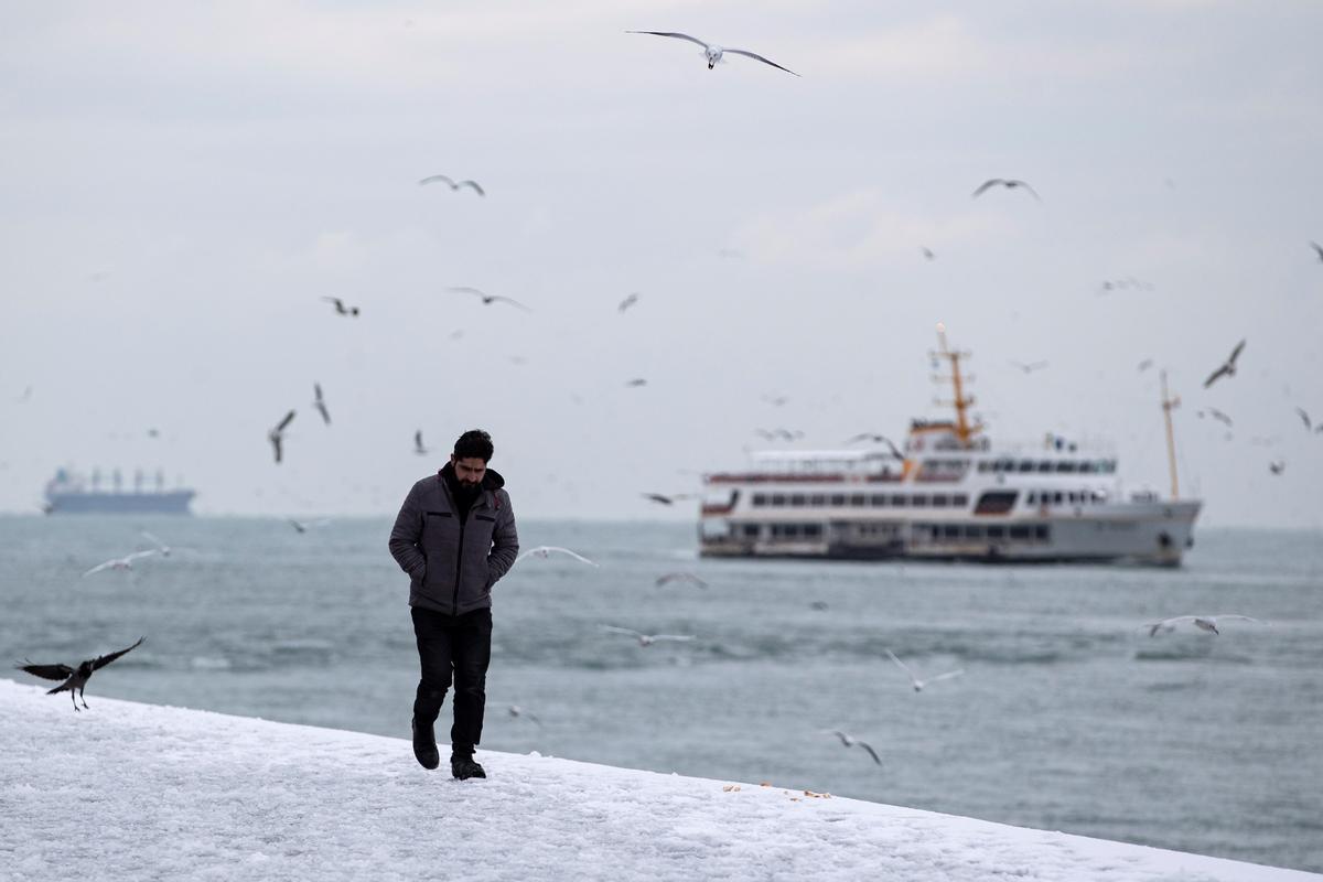 En el interior había trabajadores del aeropuerto, pero nadie resultó herido. El Aeropuerto de Estambul fue estrenado hace tan solo dos años en el norte de la ciudad, cerca de la costa del mar Negro, en uno de los puntos más fríos y con peores condiciones meteorológicas de la zona.