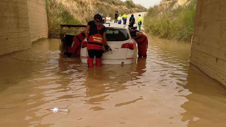 Rescatan a dos personas atrapadas en su coche bajo un puente por la lluvia en Murcia