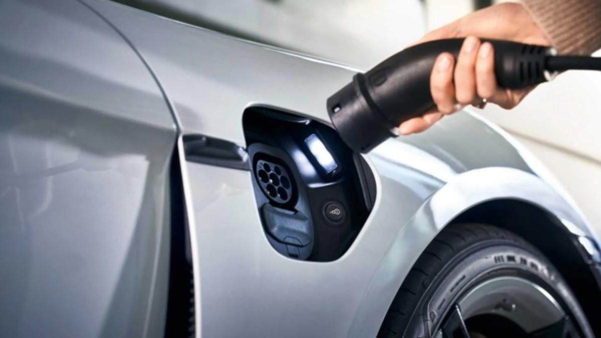 La industria del automóvil encara su transformación hacia el vehículo electrificado