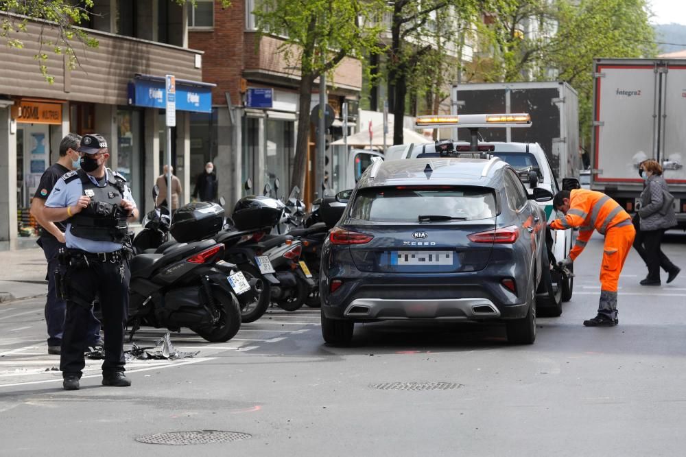 Un motorista resulta ferit en ser envestit per un cotxe al carrer de la Creu a Girona