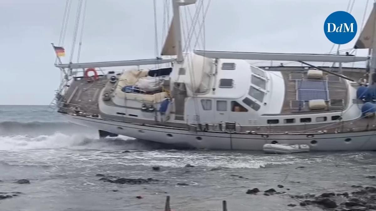 Expectación en Son Servera por el Acoa, el gran velero encallado en las rocas de Port Vell