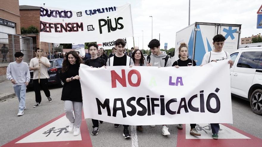 Professors, estudiants i familiars d&#039;alumnes del Pius Font i Quer es manifesten pels carrers de Manresa