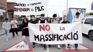Un centenar de persones es manifesten en contra de la massificació de l'institut Pius Font i Quer de Manresa