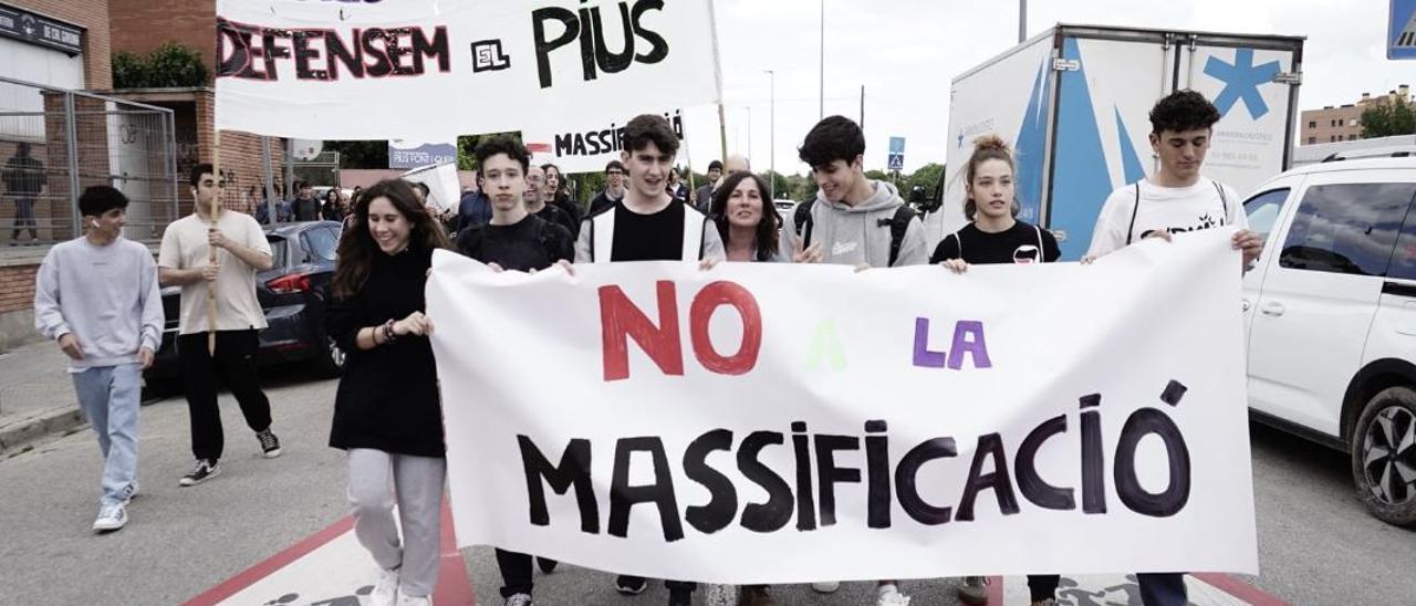 Professors, estudiants i familiars d'alumnes del Pius Font i Quer es manifesten pels carrers de Manresa
