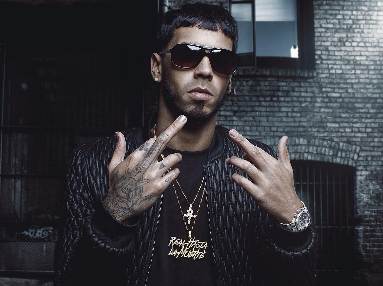 Emmanuel Gazmey Santiago, conocido artísticamente como Anuel.