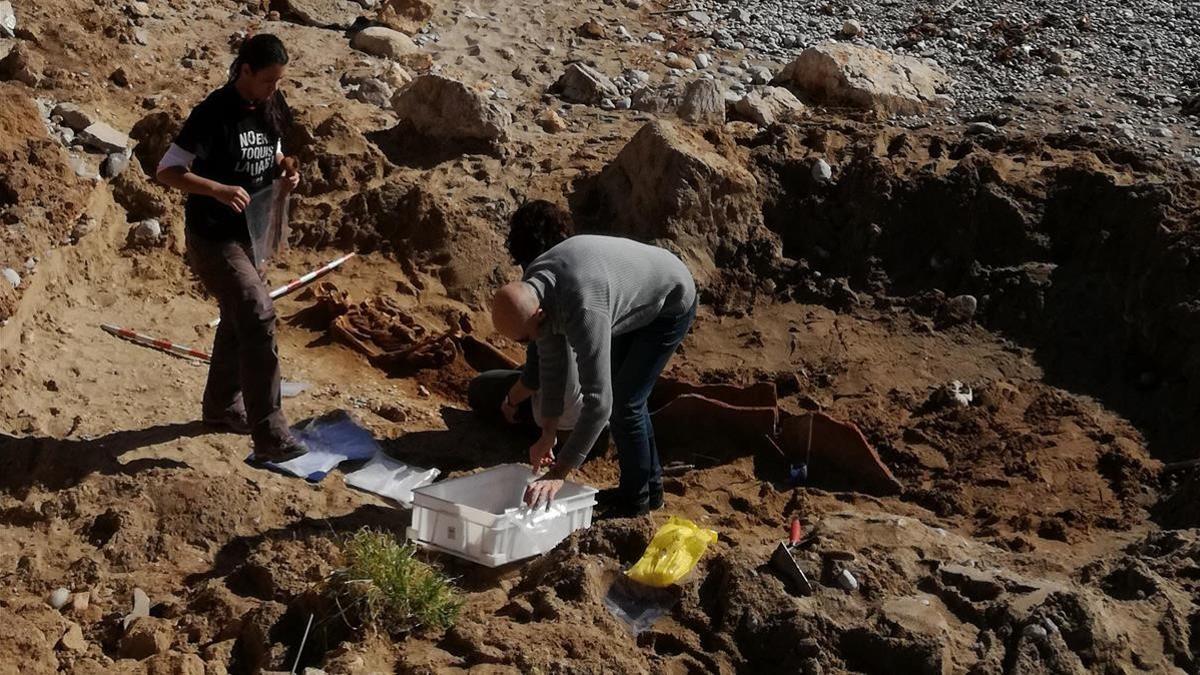 Necrópolis romana aparecida en la playa de Les Coves de Sitges.