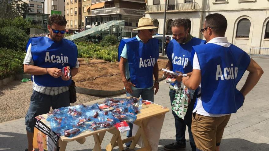 Reparten chorizos para protestar por la saturación de las cárceles de la Comunitat