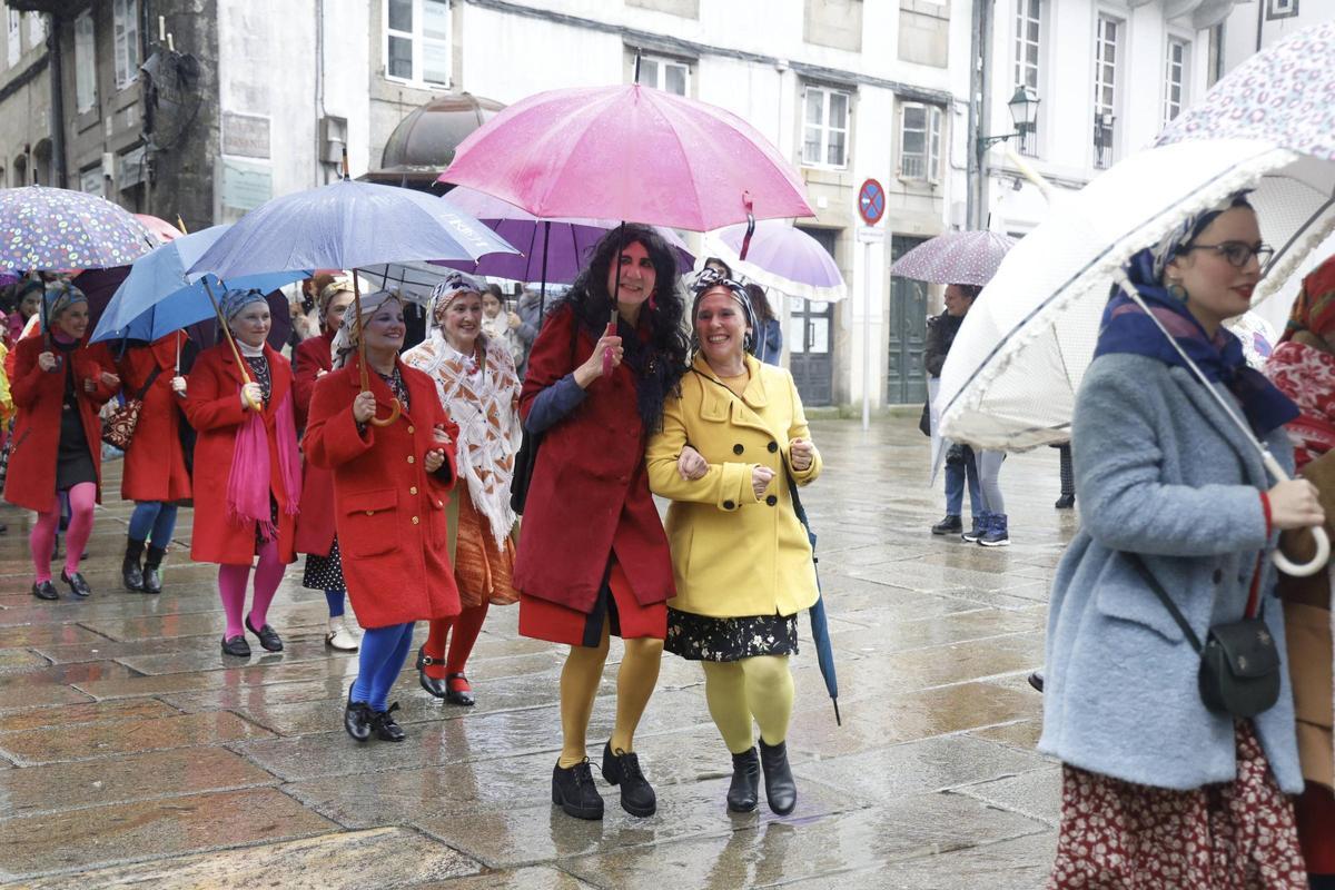 A comparsa de Maruxas e Coralias enche Compostela de cor