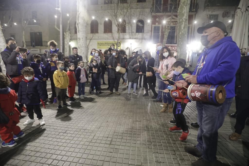 Una multitud de 'poblers' celebra Sant Antoni en la calle, pese a la suspensión de festejos