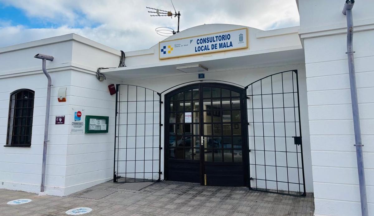 Entrada al  consultorio local de Mala.