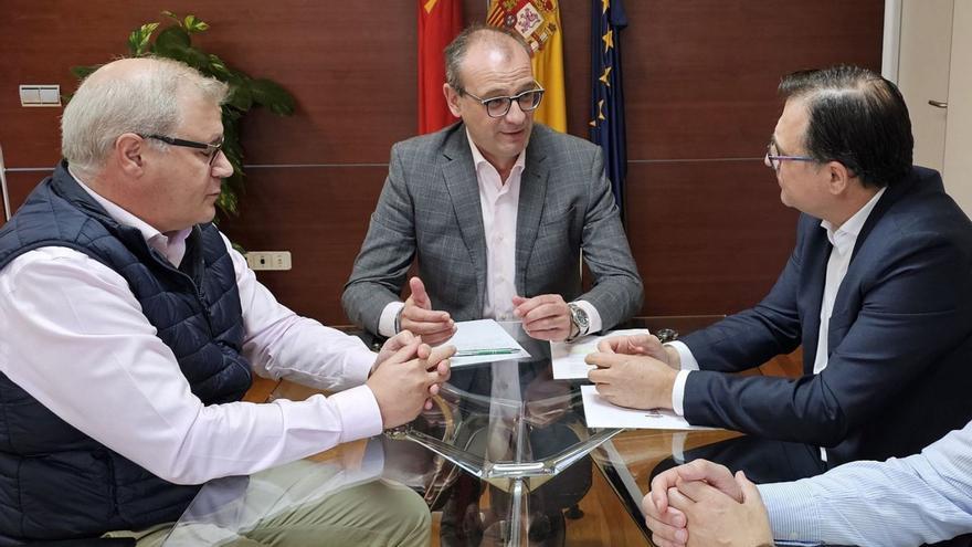 El presidente de la Fundación Laboral de la Construcción reunido con el consejero Víctor Javier Marín.