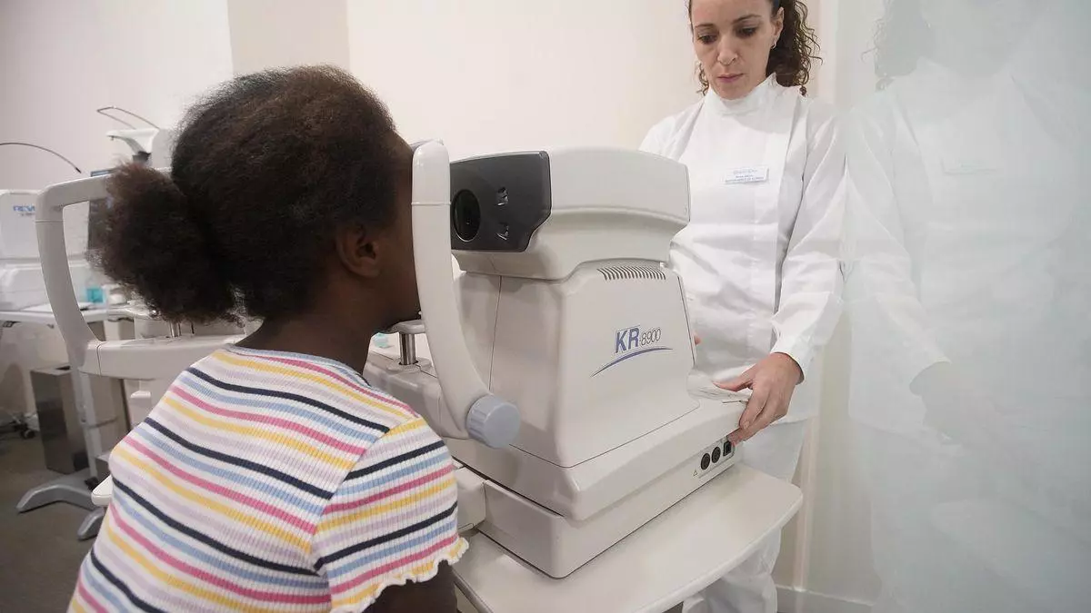 Clínica Baviera revisa la vista als nens sahrauís que són a Girona
