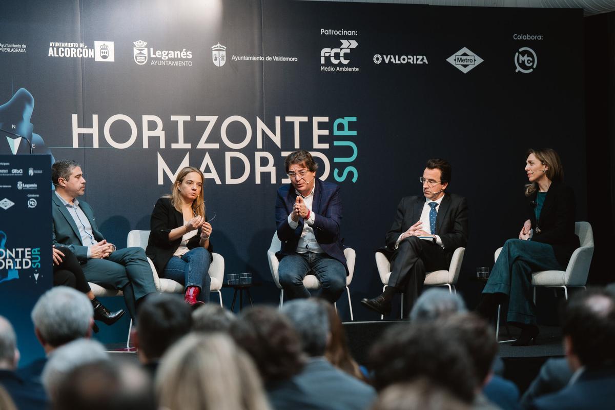 De izquierda a derecha, David Conde, alcalde de Valdemoro; Sara Hernández, alcaldesa de Getafe; Javier Ayala, alcalde de Fuenlabrada; Miguel Ángel Recuenco, alcalde de Leganés, y Candelaria Testa, alcaldesa de Alcorcón.