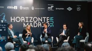 10.02.2026. MADRID. Ciclo HORIZONTE MADRID SUR. De izquierda a derecha, la periodista Fátima Iglesias; David Conde Rodríguez, alcalde de Valdemoro; Sara Hernández, alcaldesa de Getafe; Javier Ayala, alcalde de Fuenlabrada; Miguel Ángel Recuenco, alcalde de Leganés, y Candelaria Testa, alcaldesa de Alcorcón. Foto: Alba Vigaray