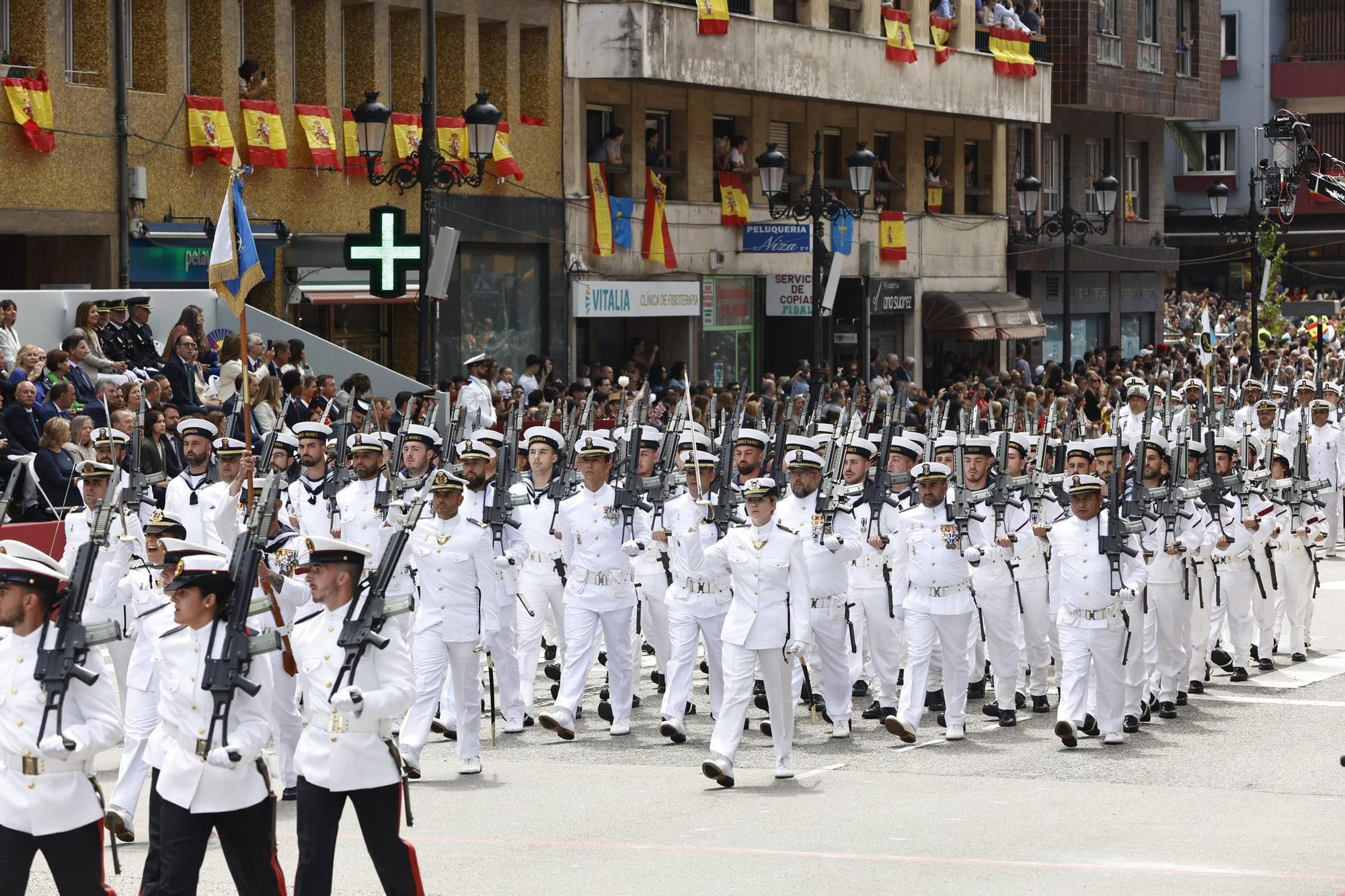 EN IMÁGENES: Así fue el multitudinario desfile en Oviedo por el Día de las Fuerzas Armadas