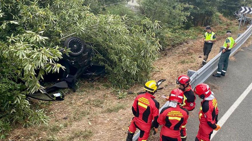 Agentes de la Guardia Civil y Bomberos en el accidente de ayer en Ramirás. |   // I.O.