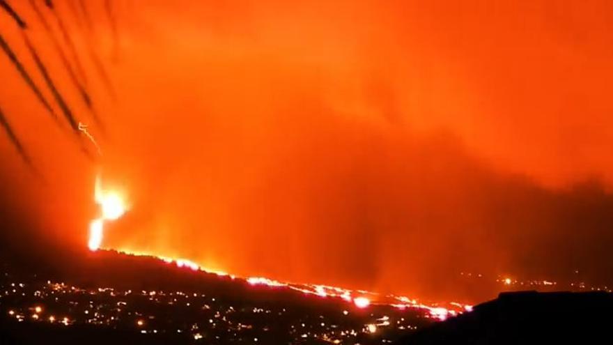 Rayo volcánico sobre la erupción de La Palma.